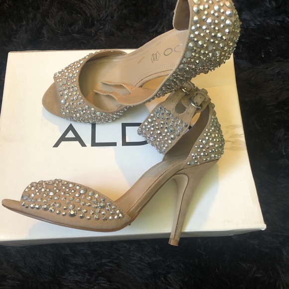 Aldo resists heels - Picture 1 of 3